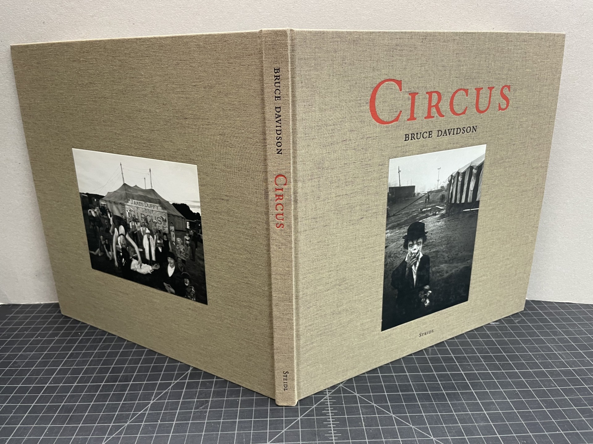 CIRCUS : Bruce Davidson ( signed )