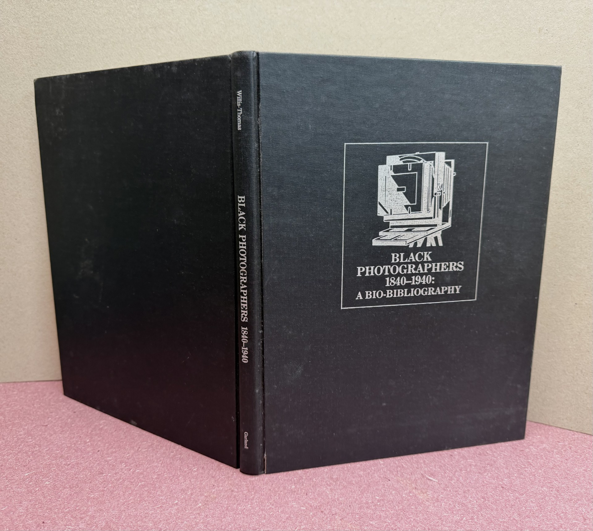 BLACK PHOTOGRAPHERS 1840-1940: A BIO-BIBLIOGRAPHY (Garland Reference Library of the Humanities)
