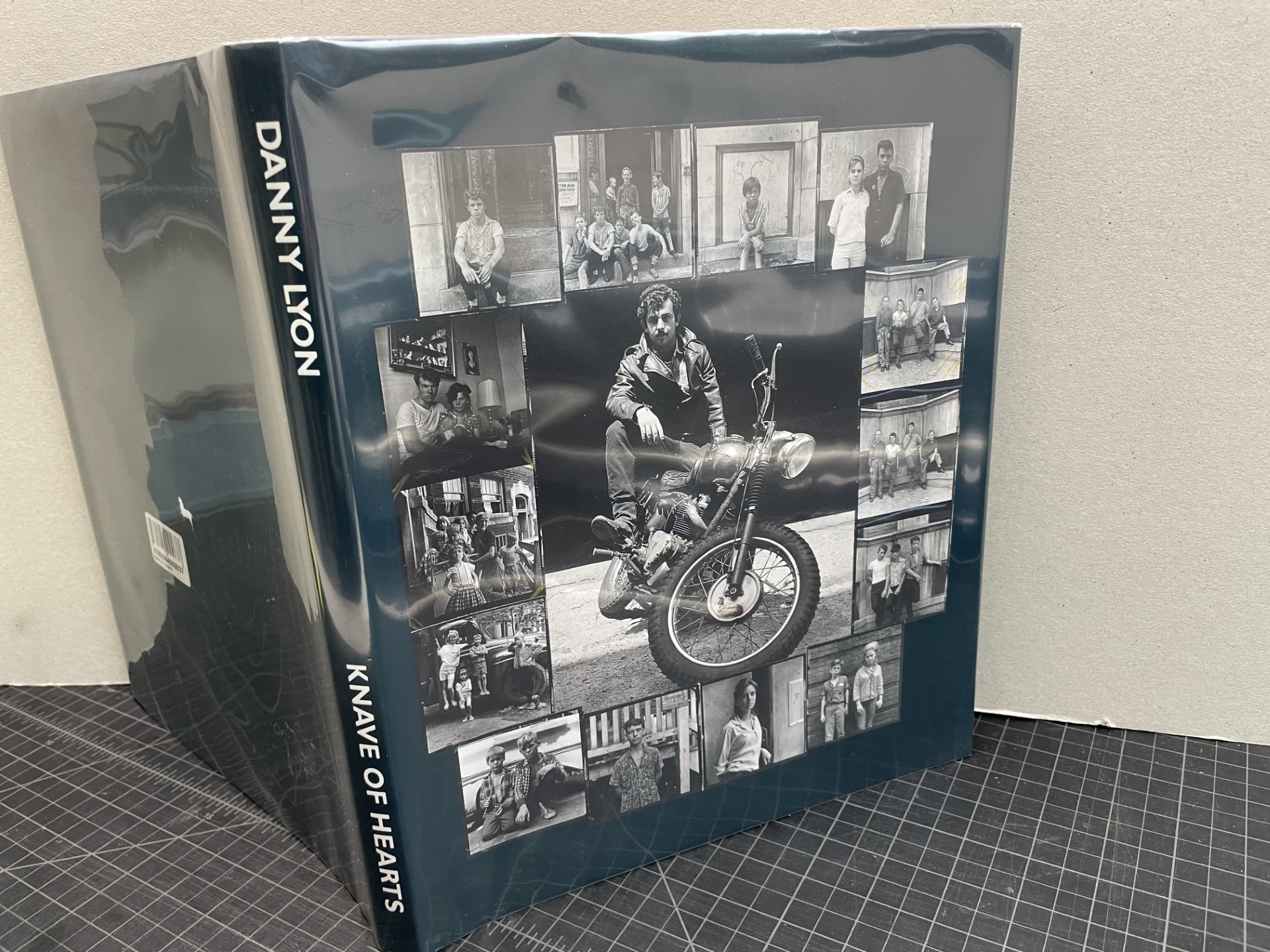 DANNY LYON KNAVE OF HEARTS 限定函入りサイン写真集 072523-I_1.jpg