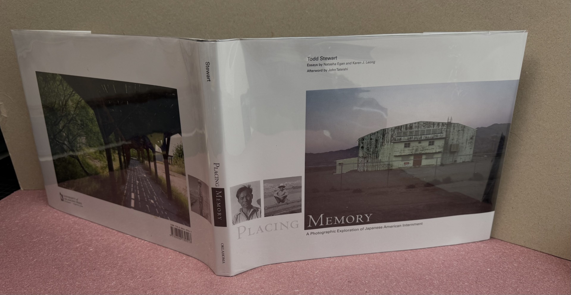 PLACING MEMORY : A Photographic Exploration of Japanese American Internment