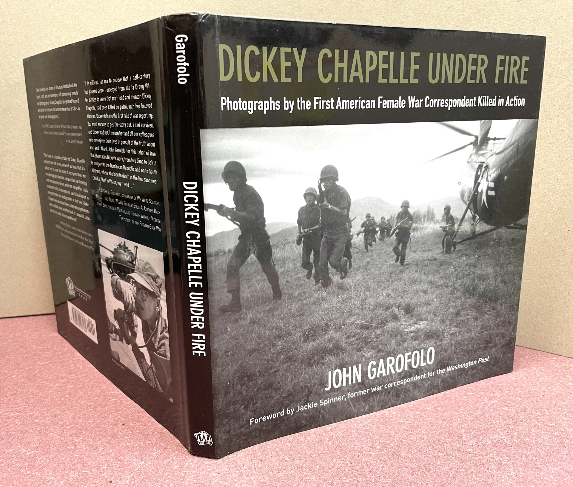 DICKEY CHAPELLE UNDER FIRE : Photographs by the First American Female War Correspondent Killed in Action